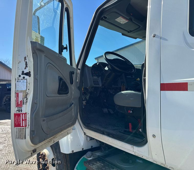 image for item DT0631 2006 International 7300 SBA box truck