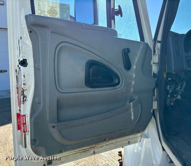 image for item DT0631 2006 International 7300 SBA box truck