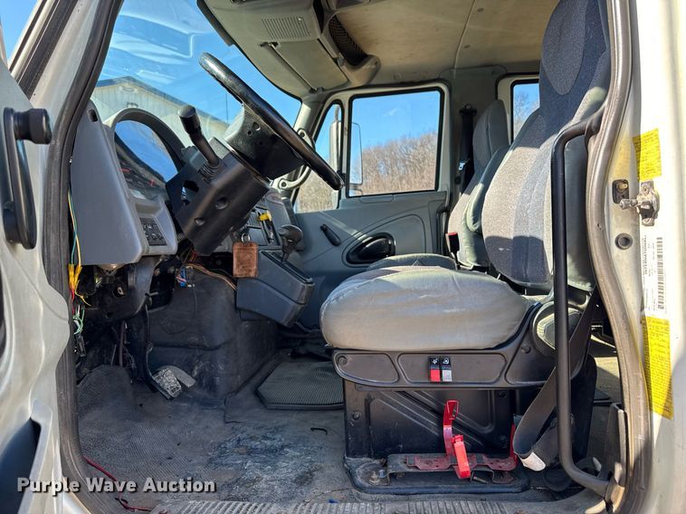 image for item DT0631 2006 International 7300 SBA box truck