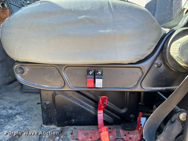 image for item DT0631 2006 International 7300 SBA box truck