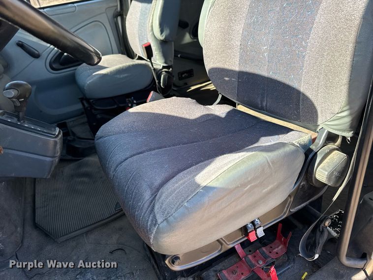 image for item DT0631 2006 International 7300 SBA box truck