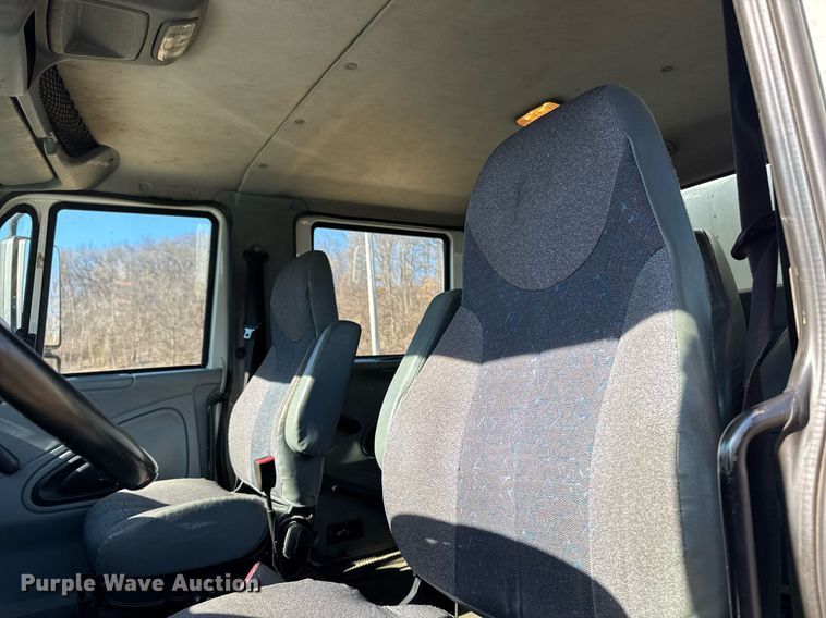 image for item DT0631 2006 International 7300 SBA box truck