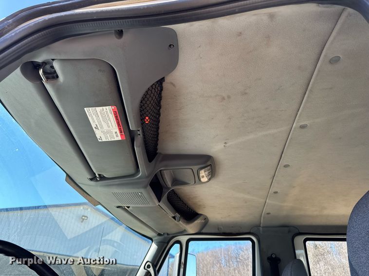 image for item DT0631 2006 International 7300 SBA box truck