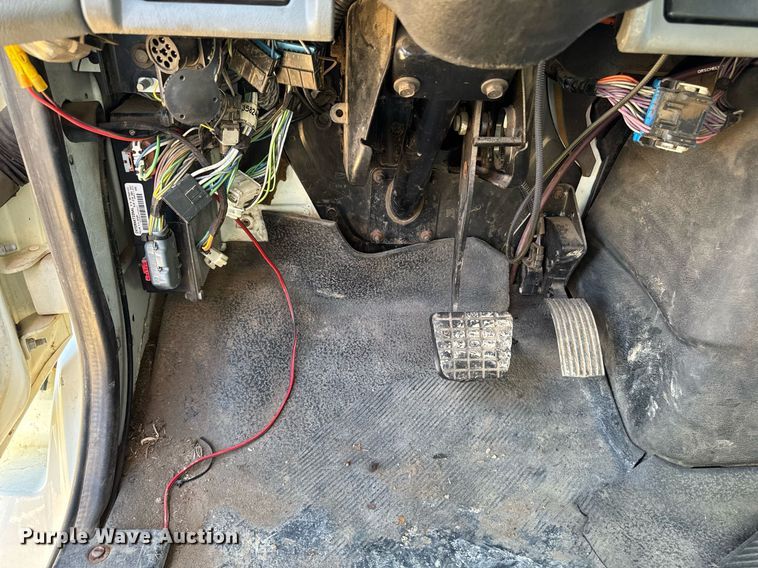 image for item DT0631 2006 International 7300 SBA box truck