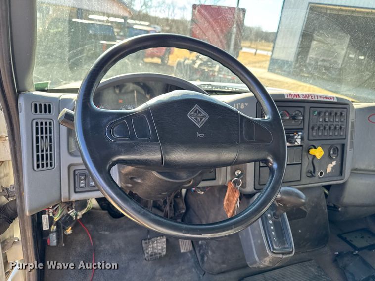 image for item DT0631 2006 International 7300 SBA box truck