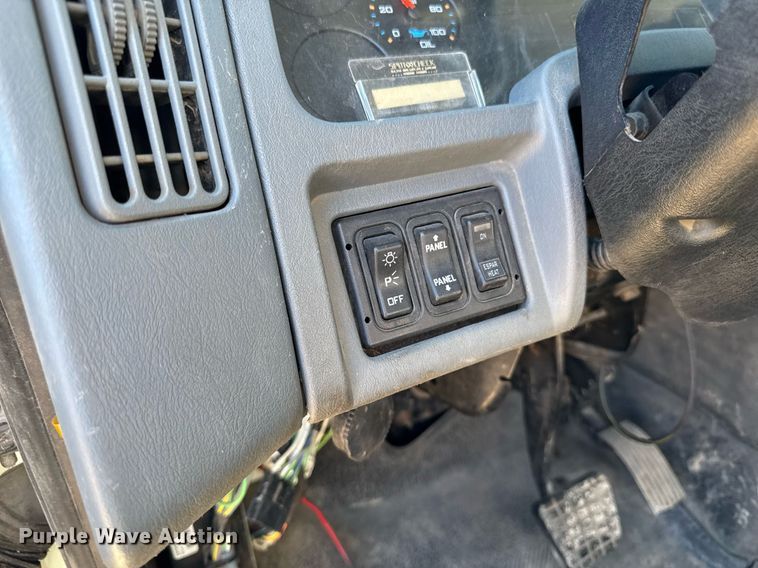 image for item DT0631 2006 International 7300 SBA box truck