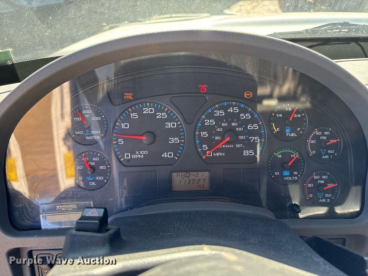 image for item DT0631 2006 International 7300 SBA box truck