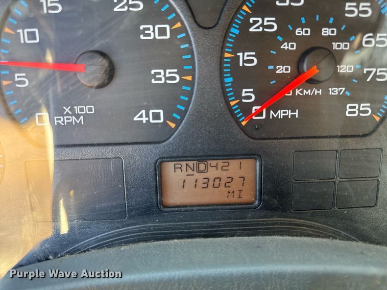 image for item DT0631 2006 International 7300 SBA box truck