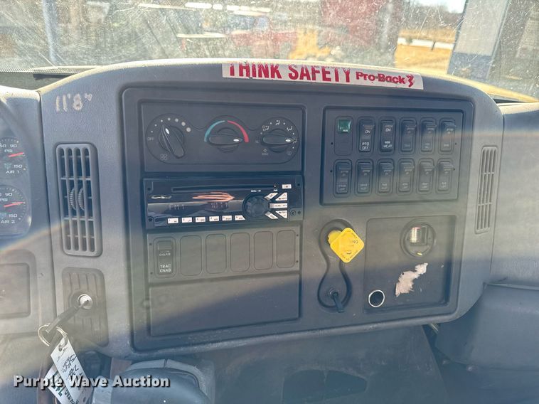 image for item DT0631 2006 International 7300 SBA box truck