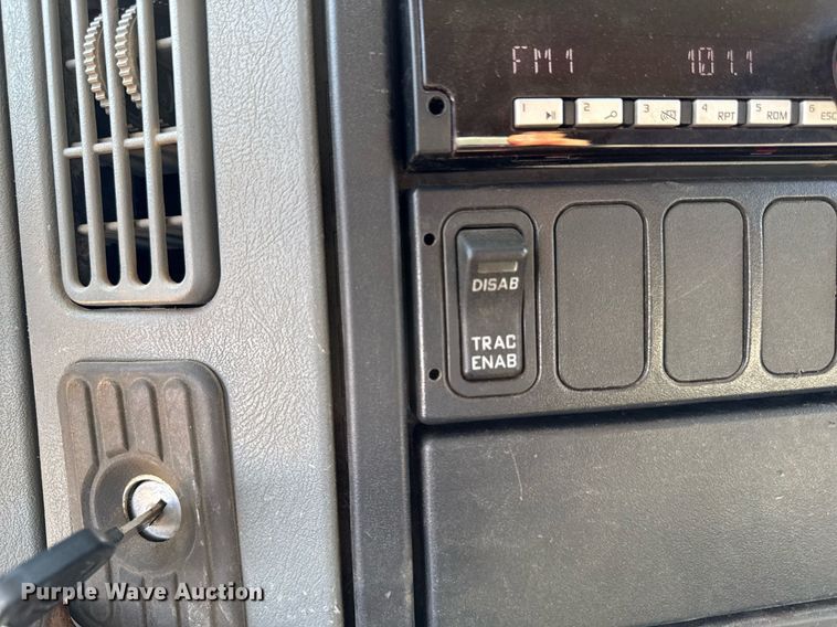 image for item DT0631 2006 International 7300 SBA box truck