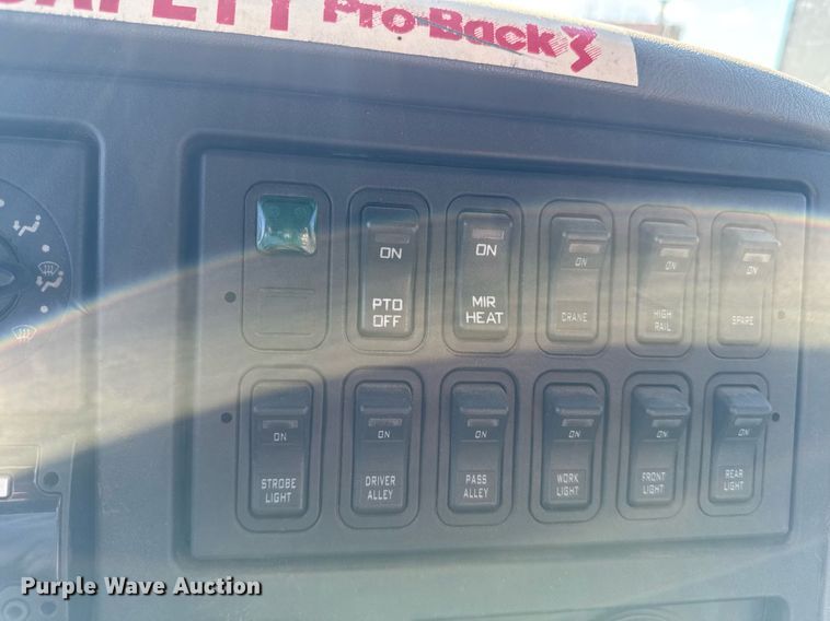 image for item DT0631 2006 International 7300 SBA box truck