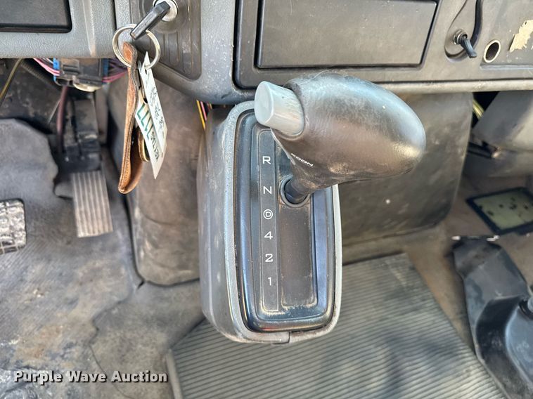 image for item DT0631 2006 International 7300 SBA box truck