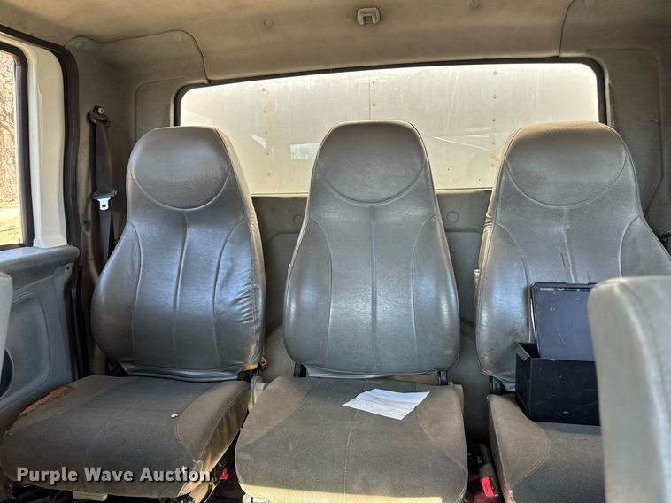 image for item DT0631 2006 International 7300 SBA box truck