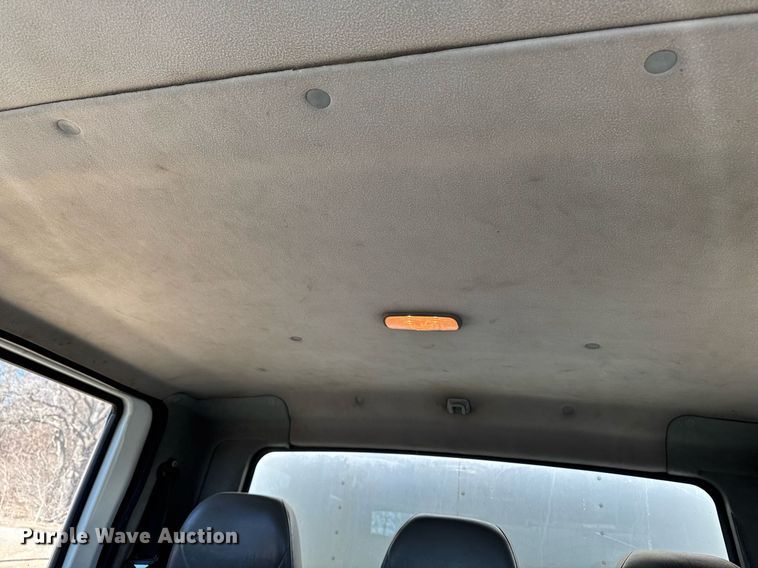 image for item DT0631 2006 International 7300 SBA box truck