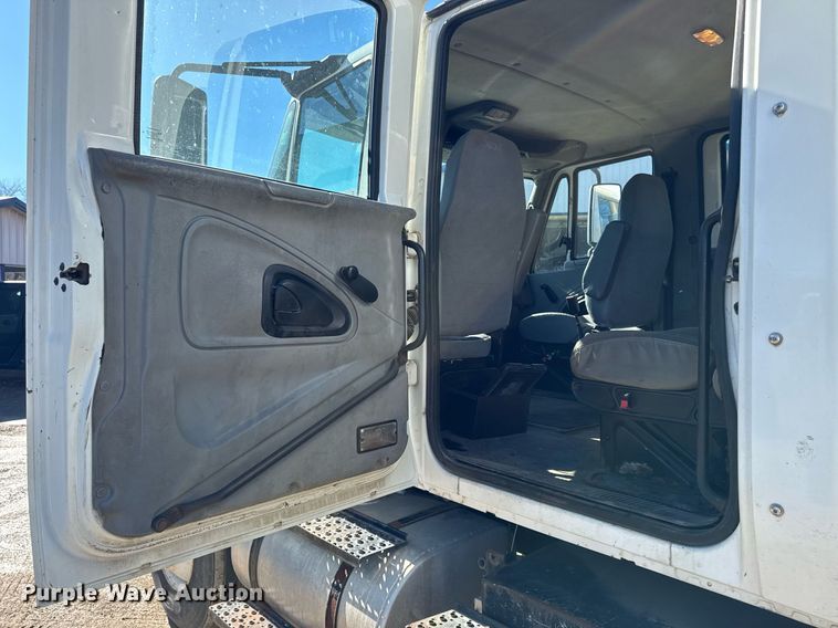 image for item DT0631 2006 International 7300 SBA box truck