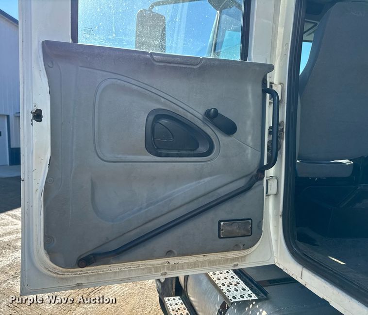 image for item DT0631 2006 International 7300 SBA box truck