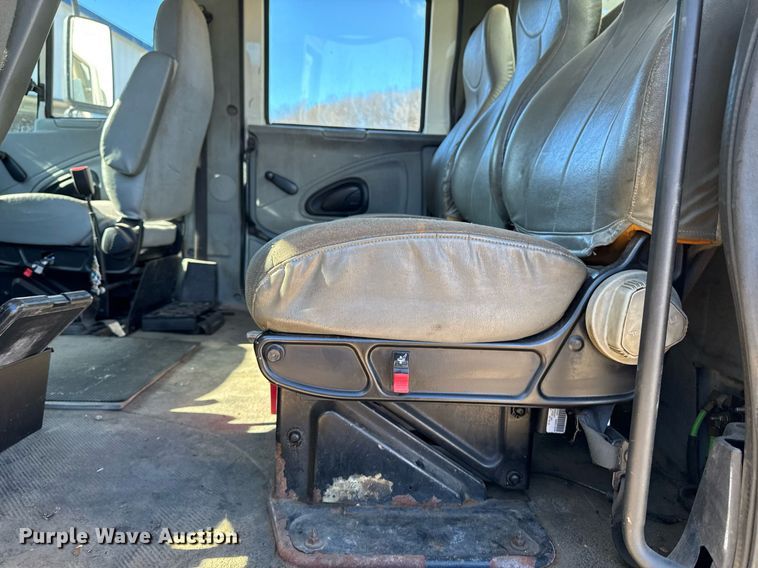 image for item DT0631 2006 International 7300 SBA box truck