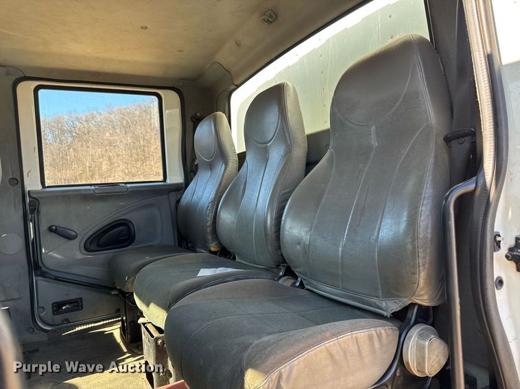 image for item DT0631 2006 International 7300 SBA box truck