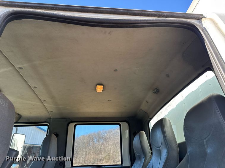 image for item DT0631 2006 International 7300 SBA box truck