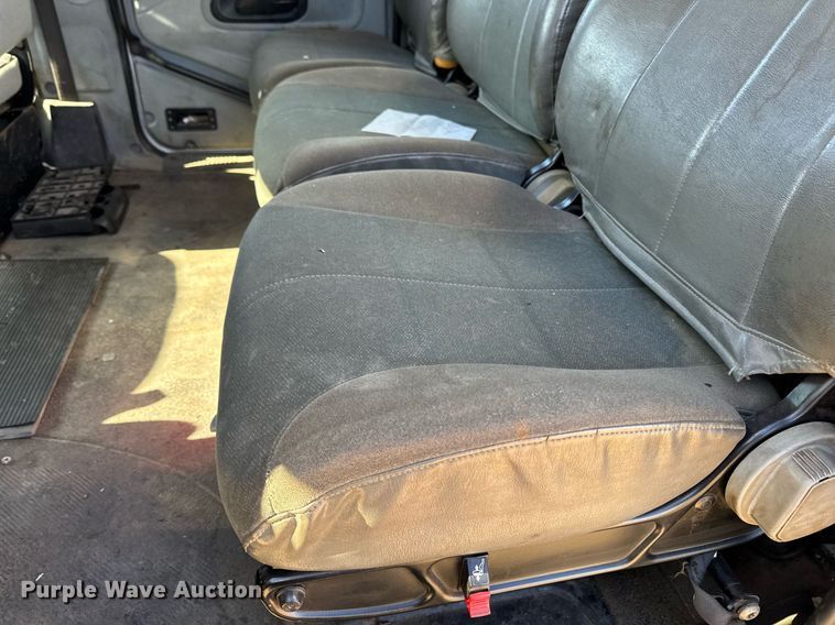 image for item DT0631 2006 International 7300 SBA box truck