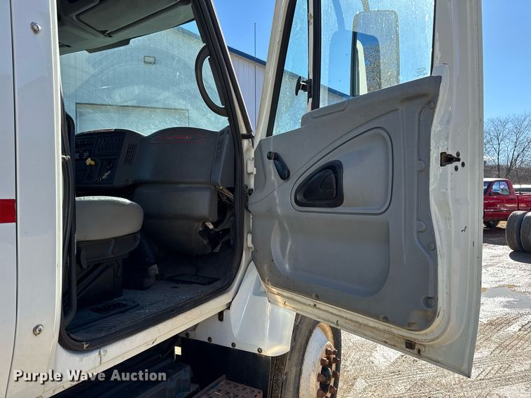 image for item DT0631 2006 International 7300 SBA box truck