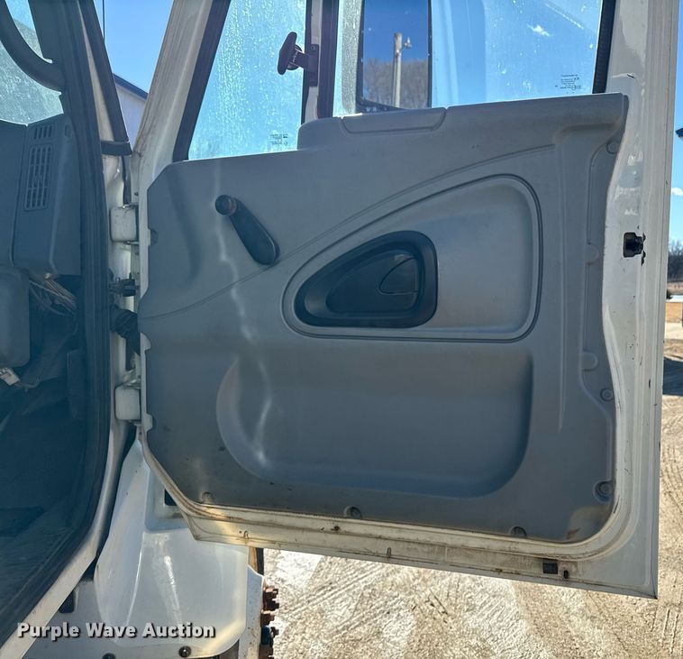 image for item DT0631 2006 International 7300 SBA box truck