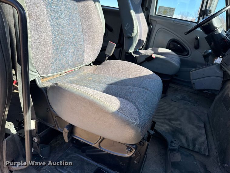 image for item DT0631 2006 International 7300 SBA box truck