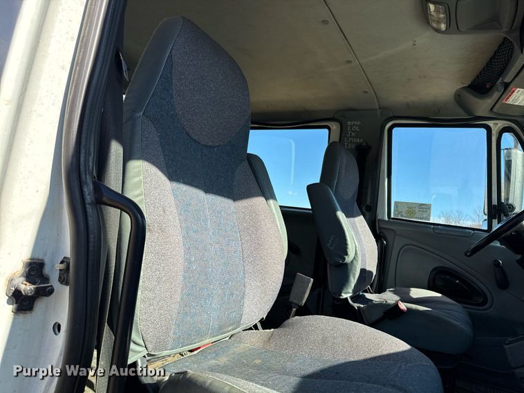 image for item DT0631 2006 International 7300 SBA box truck