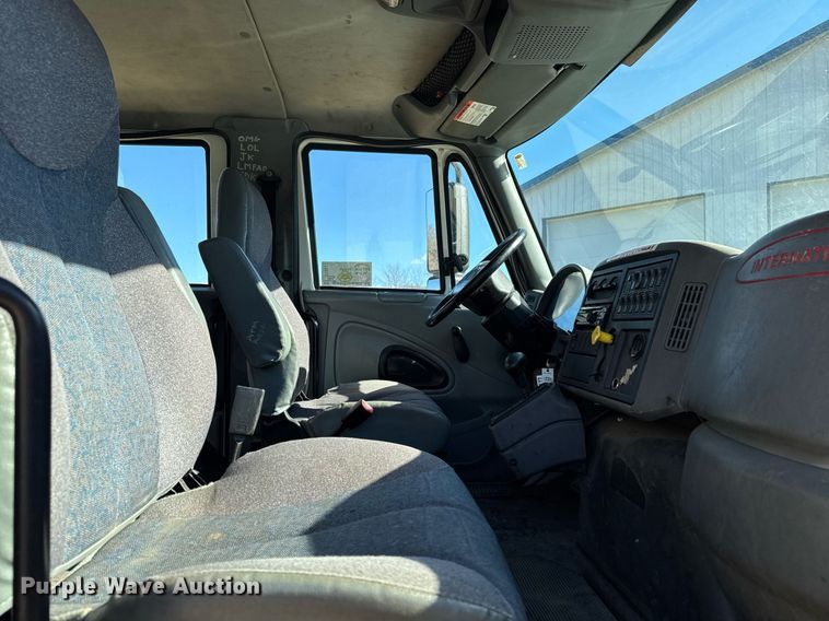 image for item DT0631 2006 International 7300 SBA box truck