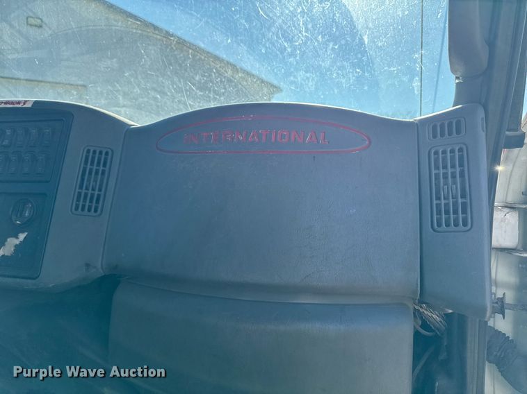 image for item DT0631 2006 International 7300 SBA box truck