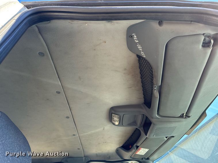 image for item DT0631 2006 International 7300 SBA box truck