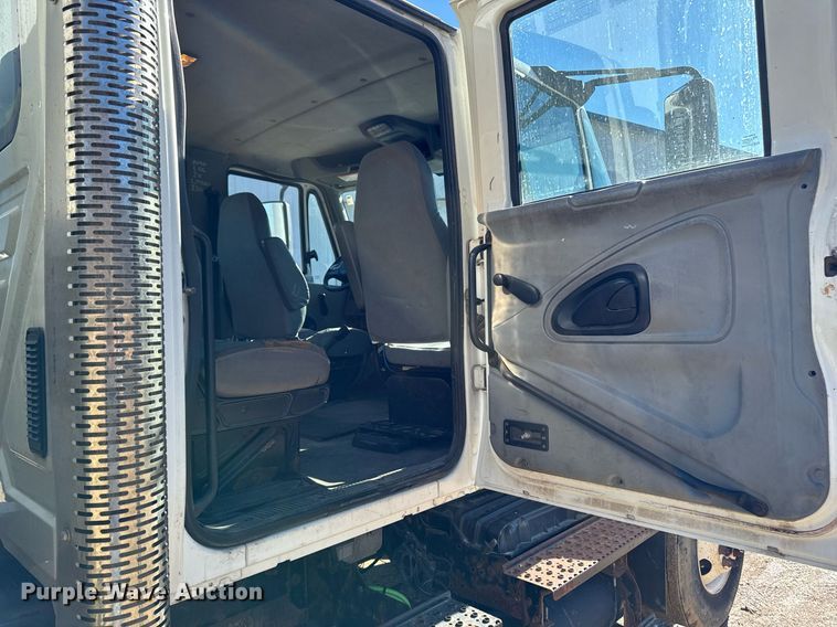 image for item DT0631 2006 International 7300 SBA box truck