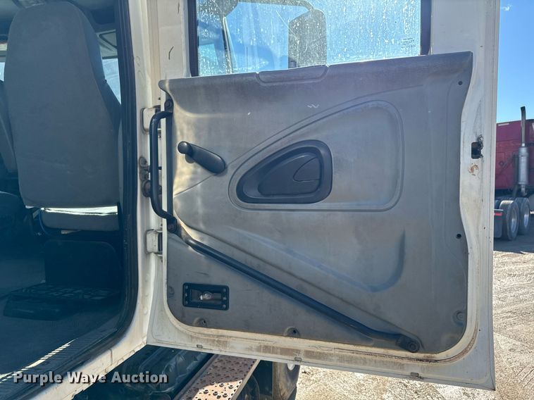 image for item DT0631 2006 International 7300 SBA box truck