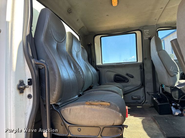 image for item DT0631 2006 International 7300 SBA box truck