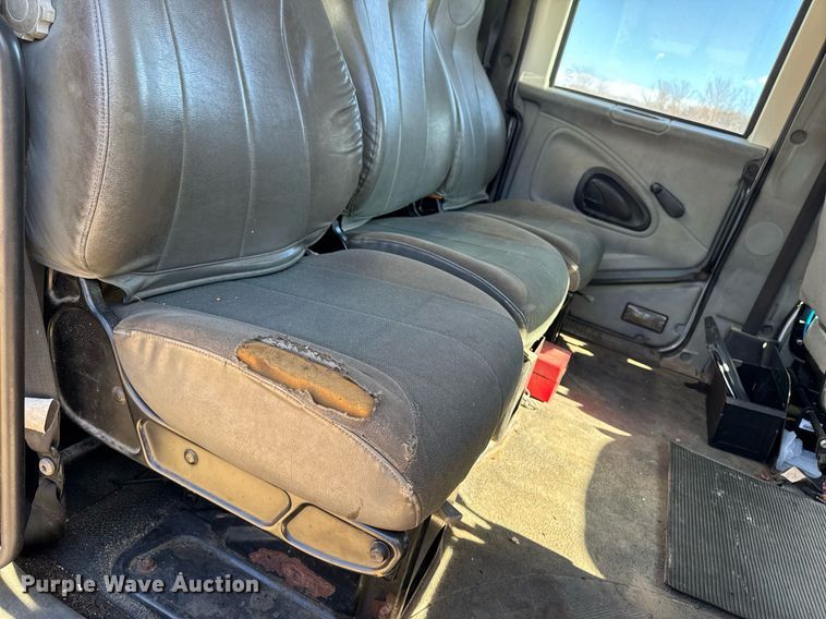 image for item DT0631 2006 International 7300 SBA box truck