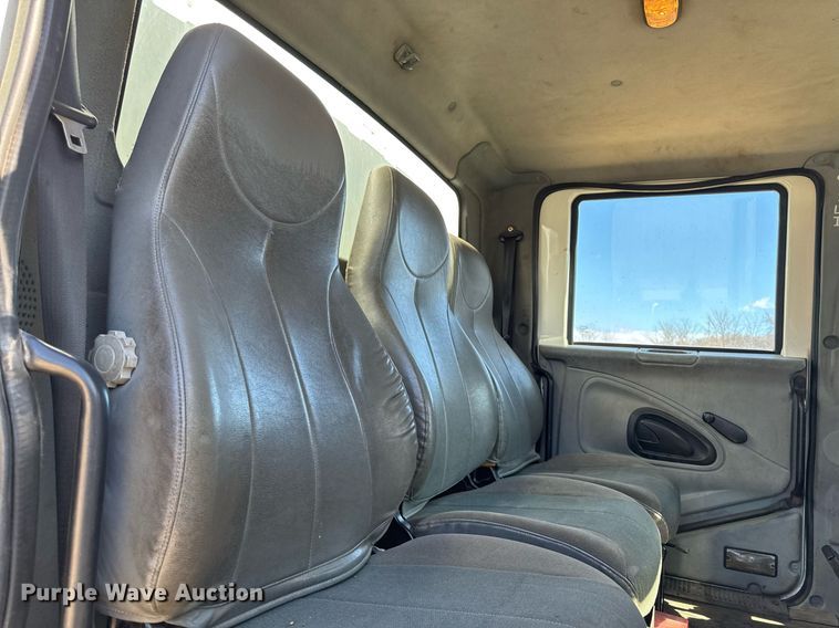 image for item DT0631 2006 International 7300 SBA box truck