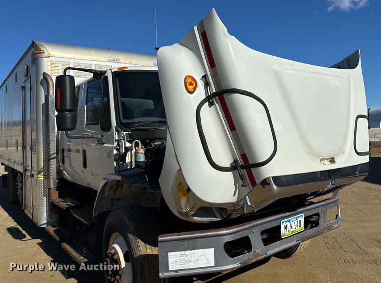 image for item DT0631 2006 International 7300 SBA box truck