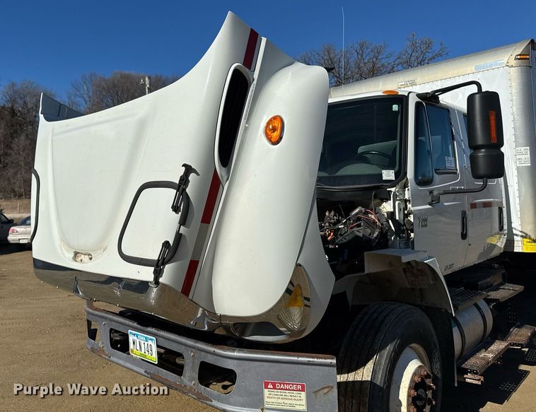 image for item DT0631 2006 International 7300 SBA box truck