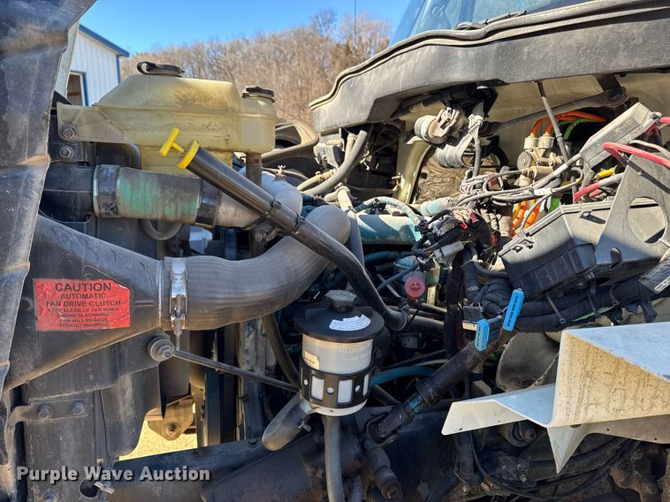 image for item DT0631 2006 International 7300 SBA box truck