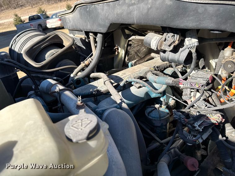 image for item DT0631 2006 International 7300 SBA box truck