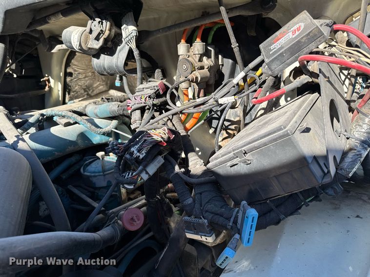 image for item DT0631 2006 International 7300 SBA box truck