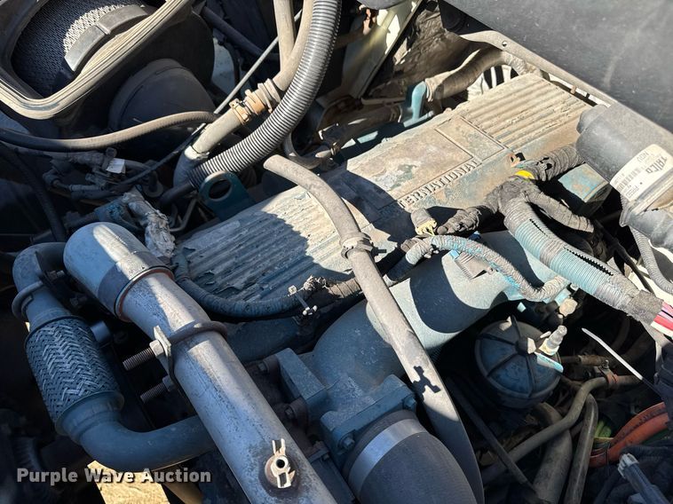 image for item DT0631 2006 International 7300 SBA box truck