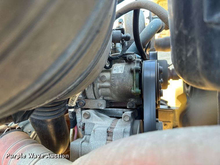 image for item DT0631 2006 International 7300 SBA box truck