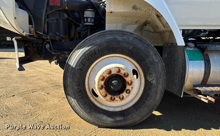 image for item DT0631 2006 International 7300 SBA box truck