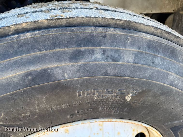 image for item DT0631 2006 International 7300 SBA box truck