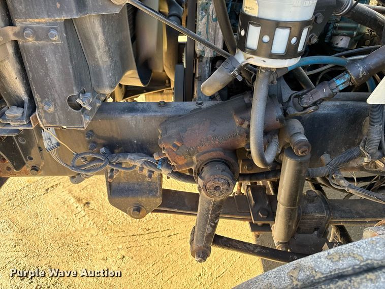 image for item DT0631 2006 International 7300 SBA box truck