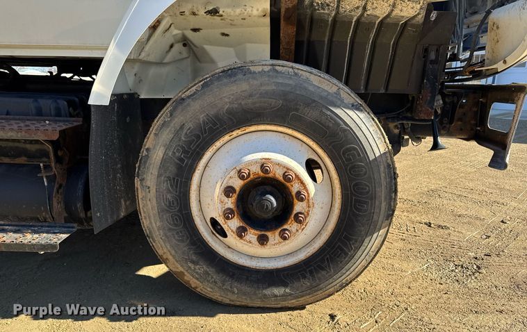 image for item DT0631 2006 International 7300 SBA box truck