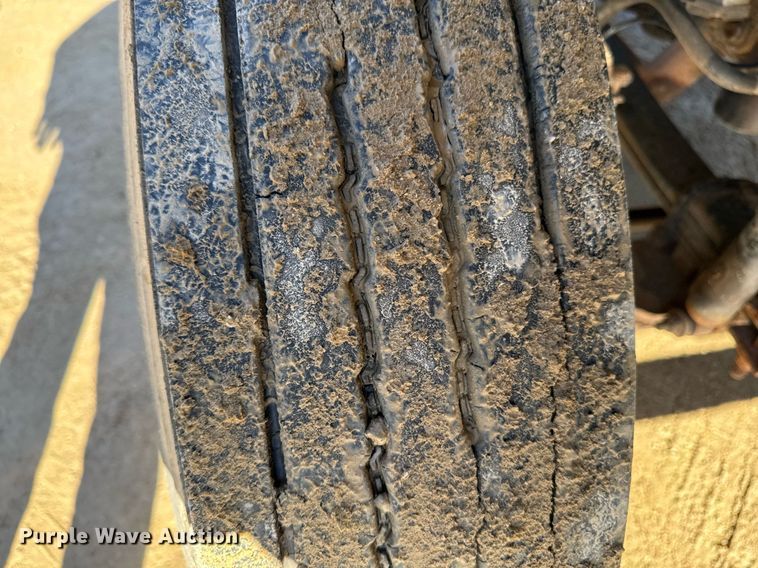 image for item DT0631 2006 International 7300 SBA box truck