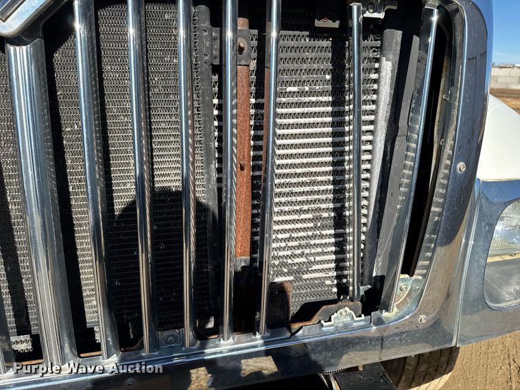 image for item DT0631 2006 International 7300 SBA box truck