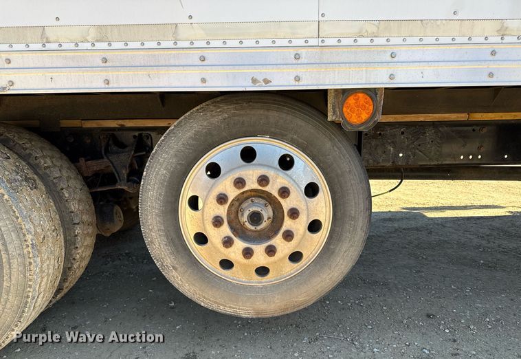 image for item DT0631 2006 International 7300 SBA box truck